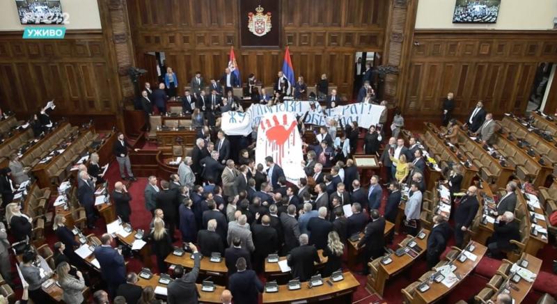 A parlament falai között zajló verekedés nem mindennapi látvány, de amikor a politikai feszültségek a tetőfokára hágják, a képviselők néha nem tudják megfékezni indulatukat. A szavak harcából hirtelen fizikai összecsapás kerekedhet, amely szokatlan és zav