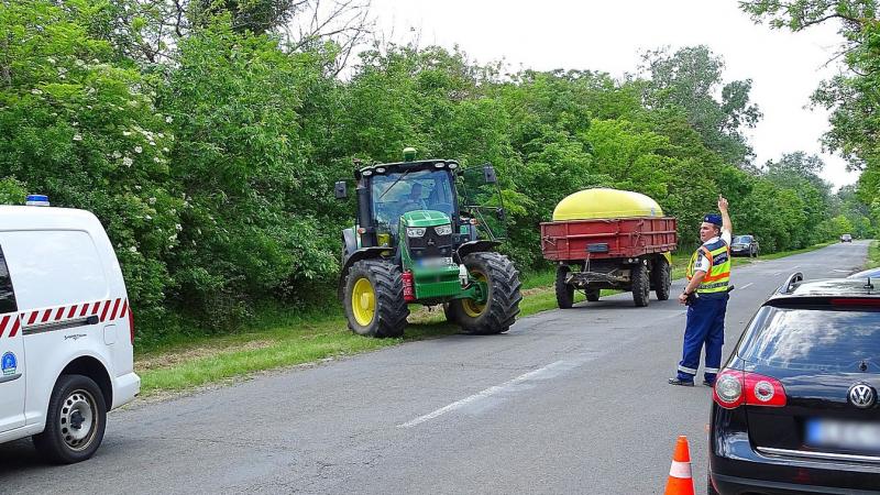 A traktoros baleset következtében a személyautó csupán egy elhagyatott roncsra redukálódott – nézd meg a galériát!
