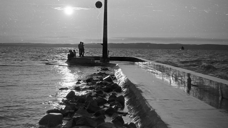 A Balaton vizében holtan bukkantak rá egy férfira, ám egyelőre rejtély, hogy kinek az útjába kerülhetett.