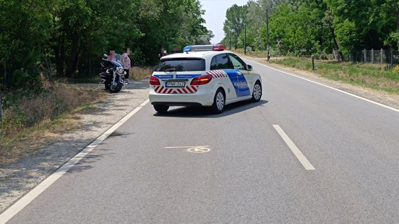 Az idős hölgy az autójával behajtott egy motoros konvoj elé, és sajnos az egyik motorosba ütközött. Az eset részleteit galéria és videó is dokumentálja.