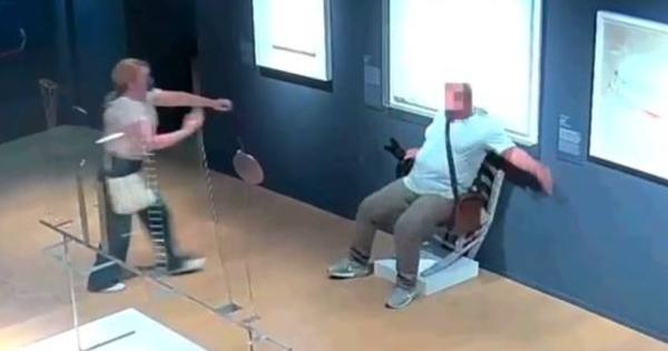 Olaszországban egy felbecsülhetetlen értékű, Swarowski-kristályokkal ékesített széket törtek össze, melynek szépsége és különlegessége mindenki figyelmét felkeltette.