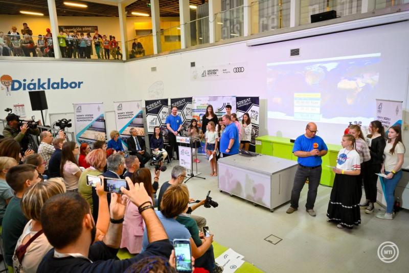 Axiom-4 - Gyermekek kérdései Győrből Kapu Tibor űrhajós kutatóhoz

A Győrben élő fiatalok izgatottan kérdezték Kapu Tibort, a neves űrhajós kutatót, aki számos űrmisszióban vett részt. A gyerekek kíváncsisága határtalan volt, és Tibor szívesen válaszolt a
