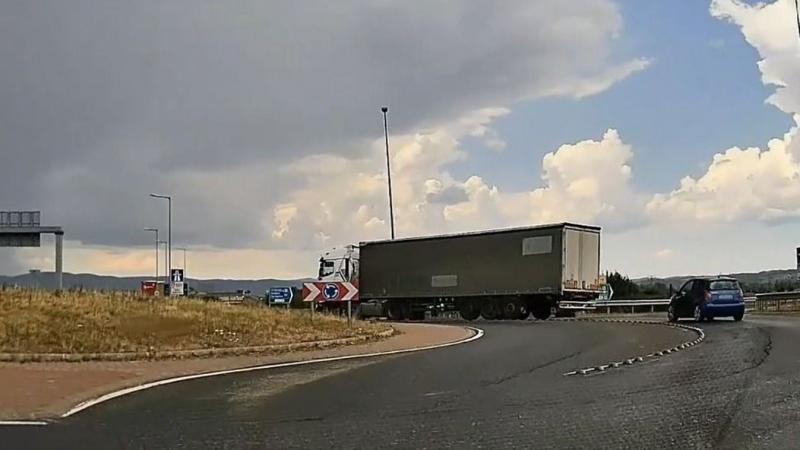 Egy különleges pillanatot rögzítettek a körforgalomban, ahol egy szabálytalanul közlekedő kamion bukkant fel.