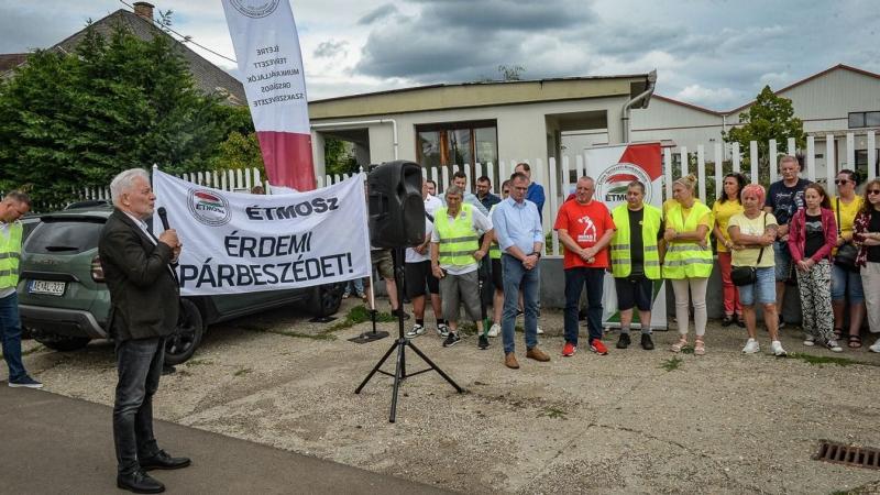 Ökölbe szorultak az ujjak Gyöngyöstarján szívében - a kirúgott munkavállalók újabb demonstrációt szerveztek.