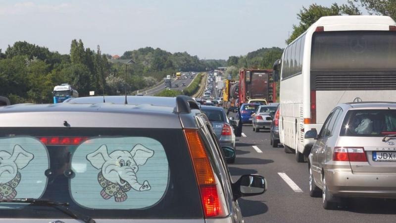 Ma ismét leállt az M1-es autópálya, és a forgalom már 10 kilométeres torlódást mutat.