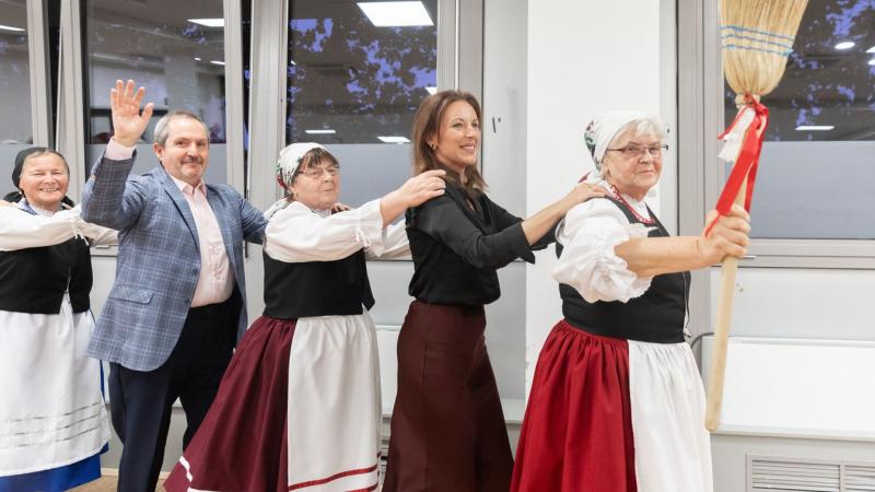 Szüreti mulatságot tartottak a veszprémi nyugdíjasklubok, ahol a közösségi összetartozás és a hagyományok ünneplése került a középpontba. A rendezvény során a résztvevők nemcsak finom ételekkel és italokkal, hanem színes programokkal és élőzenével is talá