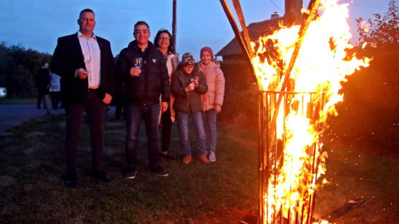 Lángnyelvek táncoltak a szőlőhegyen, hatalmas tűzvihar kerekedett! A lángok vörösre festették az ég alját, mintha egy festő ecsetje készült volna megörökíteni a katasztrófa drámai pillanatait.