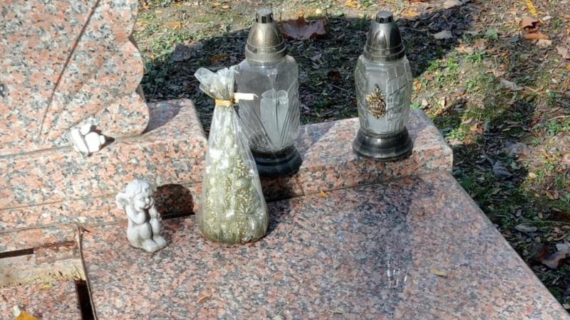 A nyomok egy fénylő ezüst autóhoz kalauzolnak minket - a Keleti temetőben történt sírrongálás rejtélye bontakozik ki.