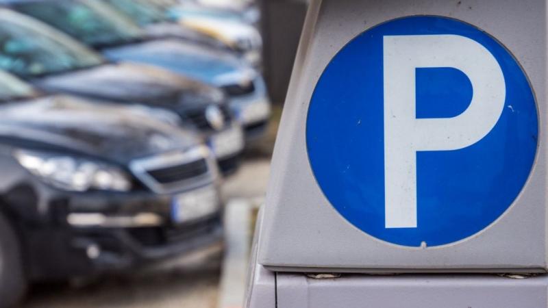 Fizetős parkolási rendszer bevezetését tervezik a Balaton-parti városban, amely népszerű úti cél a látogatók körében.