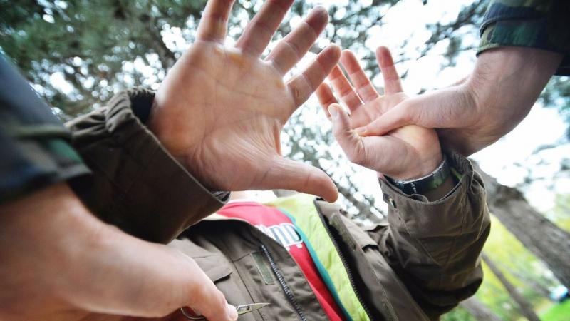 Egy biharkeresztesi férfi állítólag azzal a szándékkal próbálta megfojtani a feleségét, hogy egy sálat használt, azonban a küzdelem során váratlanul kimerült.