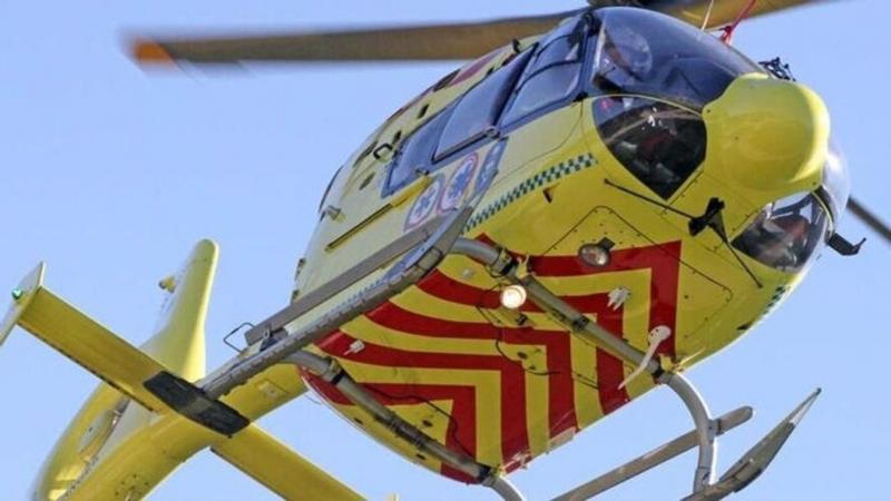 Mentőhelikopter érkezett a falu szívébe, ahol az utcán sürgősen meg kellett kezdeni egy idős hölgy újraélesztését.