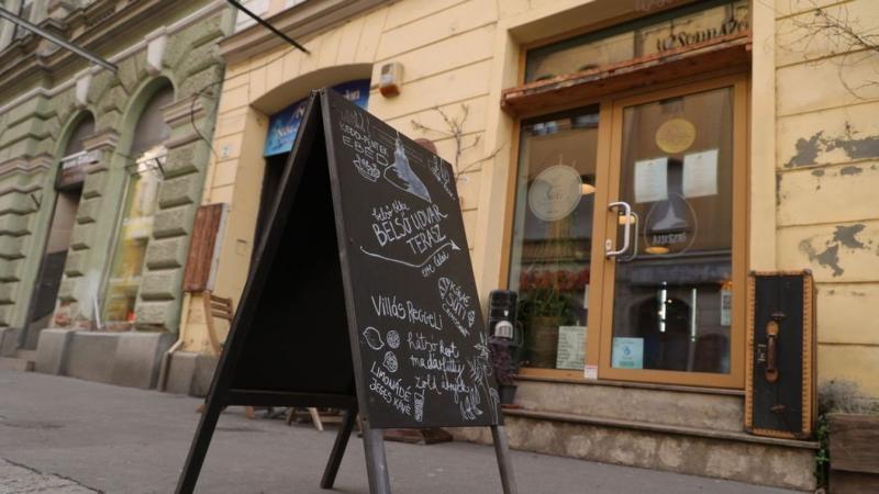 A mai cukrászda helyén egykor kerekek forogtak - ilyen volt az élet Szegeden 1930-ban. Az utca zaját a hintók csattogása töltötte be, és a város szívében a mindennapok ritmusát a lovak patáinak zaja határozta meg. Érdekes időutazás ez, amely a régi Szeged