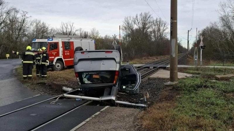Baleset következtében lezárták az átjárót, így a pótlóbuszok vállalták a feladatot, hogy eljuttassák az utasokat a célállomásukra.