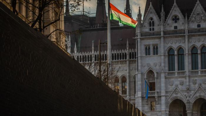 Több mint 1200 milliárd forintos hatalmas pénzügyi bomba készen áll arra, hogy berobbanjon a magyar költségvetés színpadára.