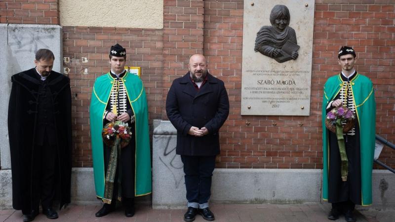 Debrecenben megemlékeztek Szabó Magdáról, a neves magyar írónőről, akinek életműve mély hatással volt a magyar irodalomra. Az esemény keretein belül a résztvevők felidézték a szerző életének fontos pillanatait és műveit, melyek a hazai kultúra szerves rés