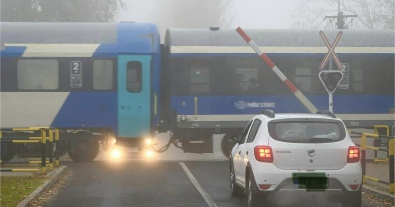 A sorompó felemelkedett, és ekkor megérkezett a vonat – a Balatonfenyvesen tartózkodó szemtanúk elképedve figyelték az eseményeket.