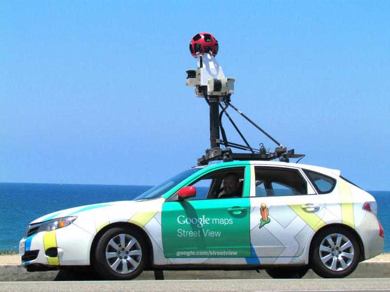 A Google Maps véletlenül rögzítette, ahogy valaki éppen egy holttestet rejteget a csomagtartóban. | szmo.hu