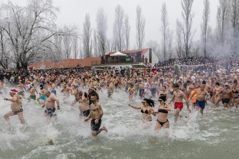 Fedezd fel a januári balatoni fürdőzés varázsát Szigligetről készült lenyűgöző fényképeken - Liner.hu.