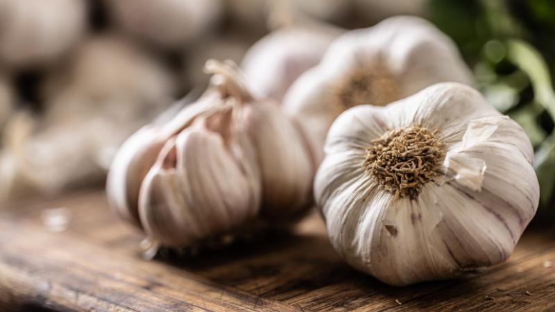 Az Európai Unió területén hihetetlen mennyiségű fokhagyma található, és talán meglepő lenne számodra, hogy honnan származik. Az Agrárszektor által bemutatott adatok szerint ez a különleges növény nem csupán a konyhák alapdarabja, hanem gazdasági szempontb