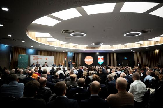 A Fidesz-frakció az ügynökmédiázás eszközét választja, hogy elterelje a figyelmet az átláthatósági törvény körüli bírálatoktól.