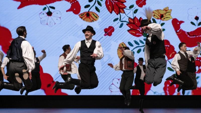 Kalotaszegi hagyományokkal teli menyegzőt tartottak Oszakában, ahol a helyi kultúra és az ünneplés varázslatos összhangban egyesült.