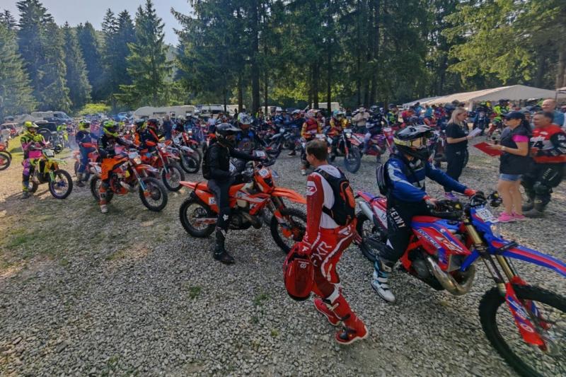 Kovászna városa történelmének első Hard Enduró versenyét rendezte meg, amely hatalmas érdeklődést váltott ki a motoros közösség körében. A rendezvény során a résztvevőknek egy igazán kihívásokkal teli pályán kellett megmérettetniük magukat, ahol a technik