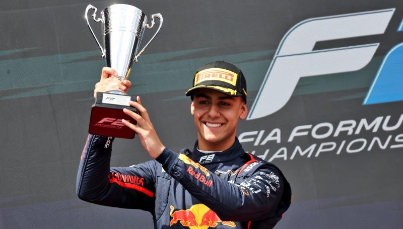 Az FIA különleges döntést hozott a Red Bull fiatal tehetsége, Lindblad ügyében: a versenyző megkapta az F1-es szuperlicencet. | M4 Sport
