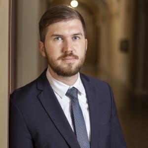 Gelencsér Ferenc bejelentette, hogy feljelenti Szentkirályi Alexandrát a nemrégiben megjelent, rendkívül sikeres videója okán.