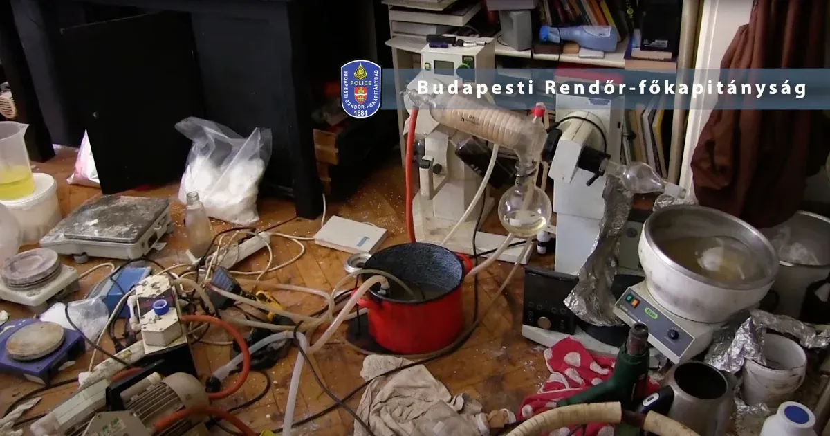 A rendőrség akciót indított egy erzsébetvárosi bérházban, ahol droglaborra bukkantak.