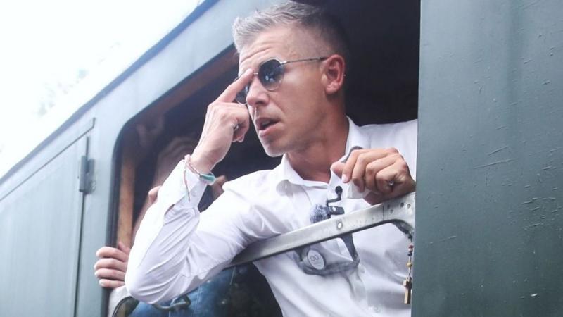 Magyar Péter egyre inkább belemerül a nyilvánosság világába, és úgy tűnik, hogy nem tud megállni a kritikák özönlésével. Támogatóit is gyakran éri bírálat, ami sokakat meglep és felháborít. A helyzetet tovább fokozzák a róla készült videók, amelyek bemuta