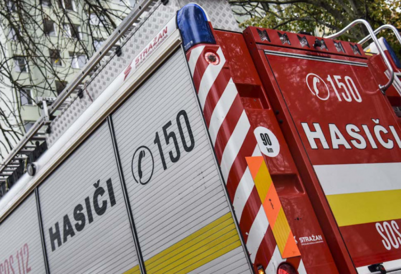 Sürgős helyzet: Egy utcában több családi otthon lángokban ég, feszültség uralkodik a környéken.