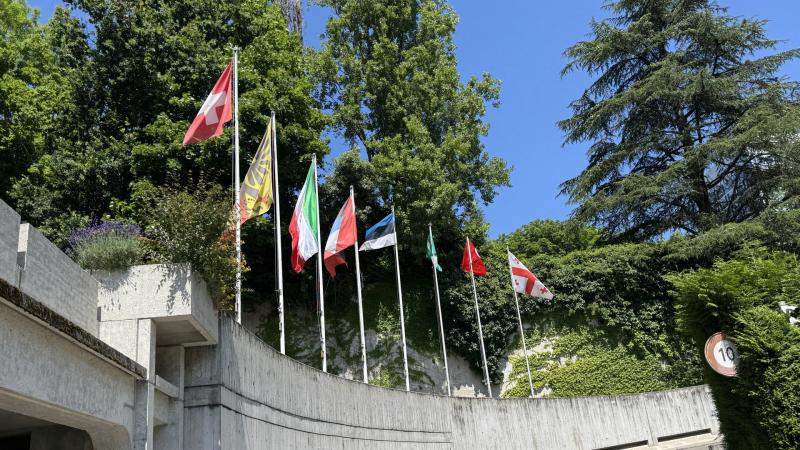 Megkezdődtek a tárgyalások az Irán és Izrael közötti konfliktus rendezéséről, amely során négy ország képviselői ültek le a tárgyalóasztalhoz Svájc festői környezetében.
