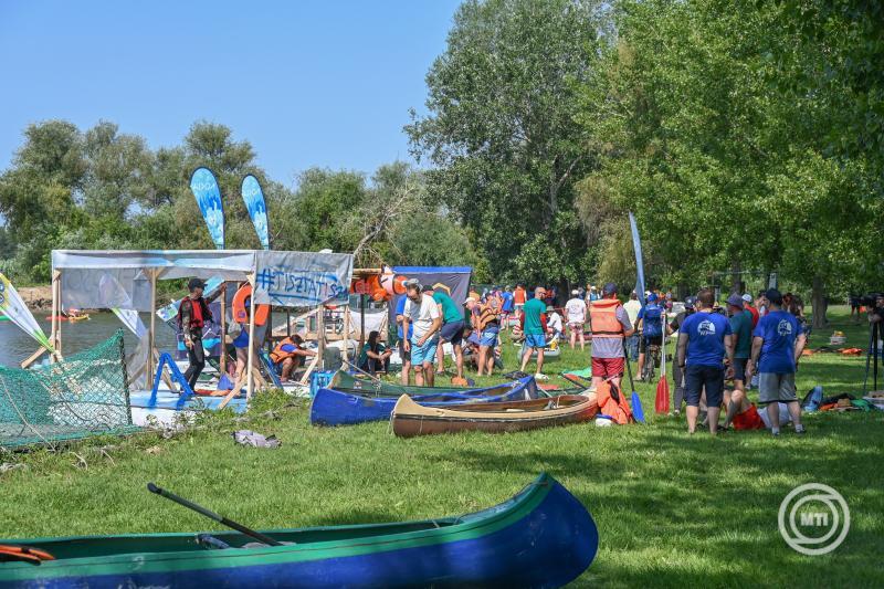 A nádas rejtett világának felfedezése: a Tisza-tó szigetein tonnaszámra felhalmozódott hulladékok titkos nyomai.