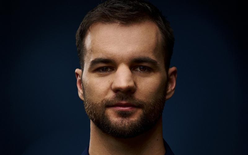 Kapu Tibor - A második magyar űrhajós, aki új fejezetet nyitott a hazai űrkutatás történetében. Az ő kalandja nem csupán egy űrutazás, hanem a tudományos kíváncsiság és a felfedezés iránti szenvedély megtestesítője. Tibor elhivatottsága és kitartása példa