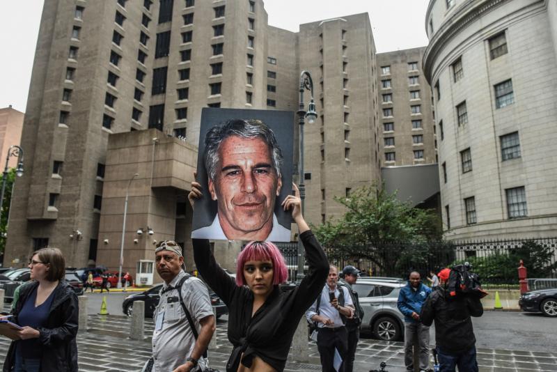 Jeffrey Epstein börtönben készült videójának nyilvánosságra hozatalával a hatóságok a különféle összeesküvés-elméletek terjedésének megállítását célozták, ám ehelyett éppen ellenkező hatást értek el: a titkok és rejtélyek iránti érdeklődést tovább növelté