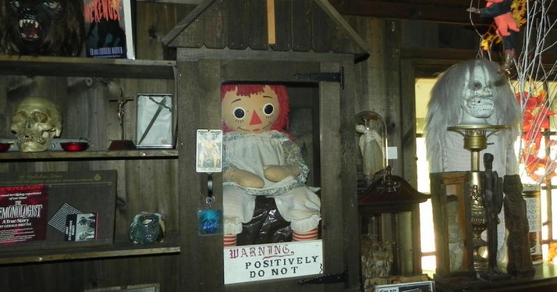 Elhunyt a paranormális jelenségek nyomozásával foglalkozó férfi, aki az Annabelle-babával tette meg izgalmas turnéját.