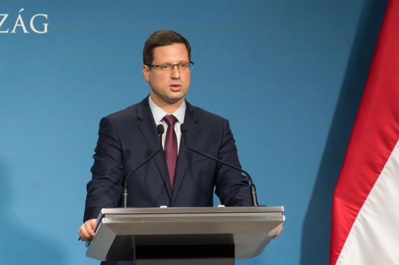 Egy hatalmas kérdőjel lebeg Gulyás Gergely örömhíre felett, amely mindenkit meglepett a miniszter váratlan bejelentése miatt.
