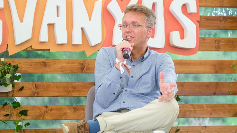 Hankó Balázs: A tudomány határokon átívelő, de a tudós a hazájáért él

A tudomány globális jelenség, amely összeköti a különböző nemzeteket és kultúrákat, lehetővé téve az együttműködést és a közös felfedezéseket. Ugyanakkor minden tudós szívében ott dobo
