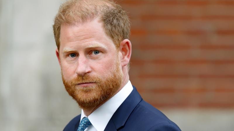 Harry herceg váratlan békeajánlattal állt elő a királyi család számára, amely sokkolta a közönséget és új reményeket ébresztett a családi kapcsolatok rendezésére.