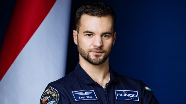 Ekkor érkezik haza Kapu Tibor.