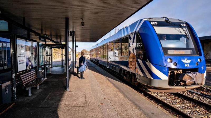 Dániában egy gyorsvonat összeütközött egy tartálykocsival.
