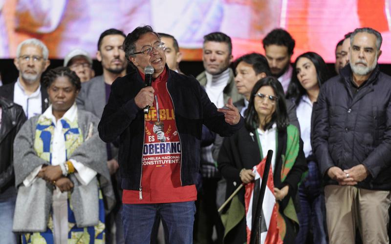 Az Egyesült Államok szankciókat vezetett be Gustavo Petro kolumbiai elnök ellen a kábítószer-kereskedelemhez fűződő kapcsolatai miatt.