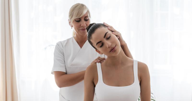 Ezért ne a csontkovács legyen az első, akit felkeresel derékfájás esetén: problémákat is okozhat!