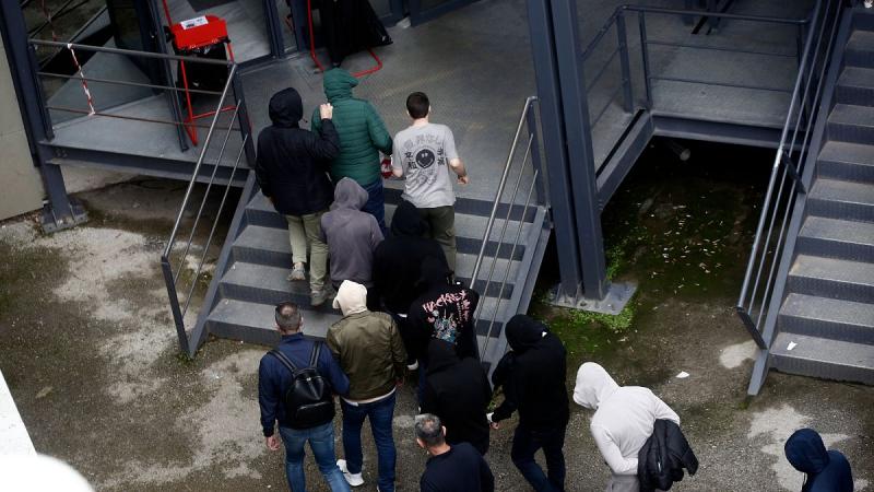 Állami területekre és kitalált juhnyájra hivatkozva csaltak el euró milliókat a görög politikai életbe beépült csalók.