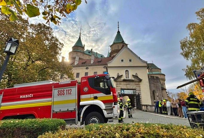 A bajmóci kastélymúzeumban izgalmas taktikai gyakorlat zajlott, amelyet a helyi tűzoltók rendeztek. A rendezvény célja a csapatmunka és a különböző vészhelyzeti helyzetekre való felkészülés volt, miközben a gyönyörű történelmi környezet is hozzájárult az 