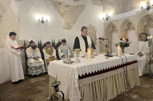 Kapisztrán Szent János ünnepe a várkápolnában: egy szakrális esemény, ahol a hívők összegyűlnek, hogy tiszteletüket tegyék a szent előtt. A kápolna falai között érezni lehet a történelem súlyát, ahogy a közösség együtt imádkozik és megemlékezik a hit erej