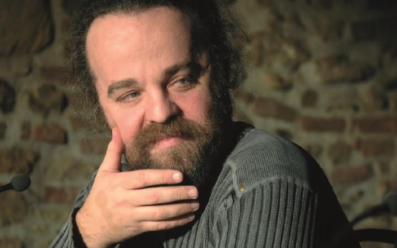 Miljenko Jergović, a délszláv polgárháború jelentős krónikása, különleges figyelmet érdemel. Művei nem csupán a háborús eseményeket dokumentálják, hanem mélyen feltárják az emberi sorsokat, a mindennapi élet drámáit és a kulturális identitás kérdéseit is.