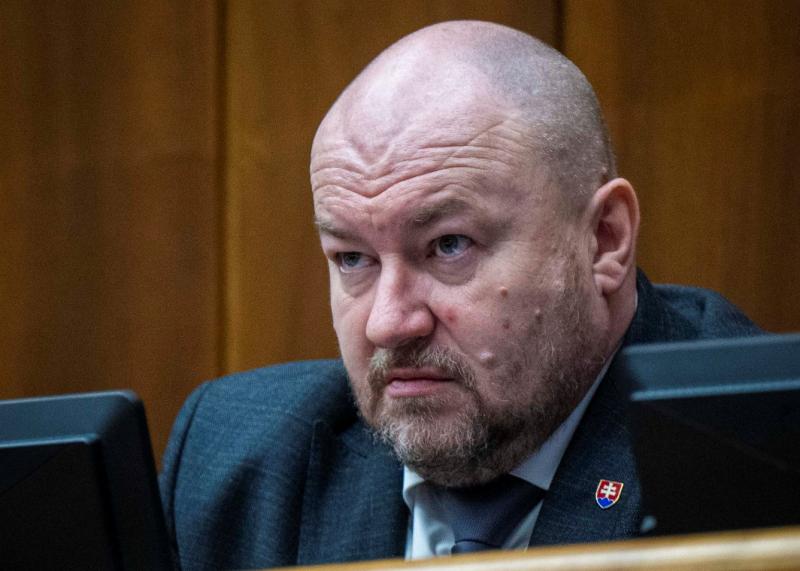 A Beneš-dekrétumok nyomán végrehajtott földelkobzások ügyvédje tűnt fel Huliak oldalán.