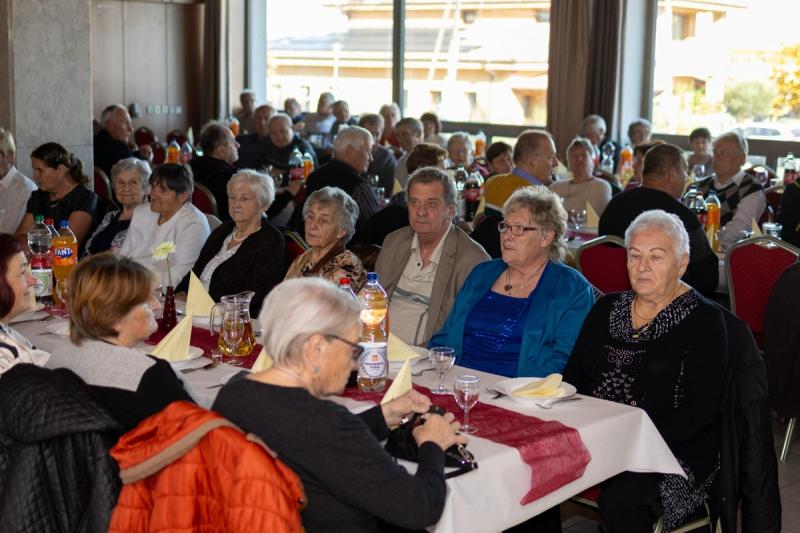 Bátorkeszin különleges ünnepséget rendeztek, amely során a helyi közösség az idősebb generációt és a házassági évfordulójukat ünneplő párokat köszöntötte. Az esemény során a résztvevők megosztották egymással élettörténeteiket, emlékeket idéztek fel, és eg