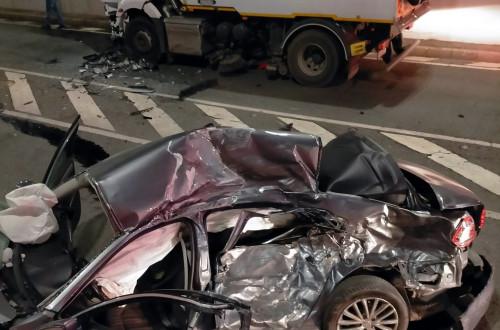 Tragikus baleset történt a Michelangelo aluljáróban, ahol egy súlyos karambol következtében több élet is veszett. A helyszín rémisztő látványt nyújtott, a mentőszolgálatok és a rendőrség sürgősen a helyszínre érkeztek, hogy segítsenek a sérülteknek és kiv